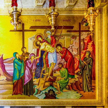 Kutsal Mezar Kilisesi 'ndeki İsa' nın taşının arkasındaki duvarda bir mozaik ikon var. Bir parçası. Kurtarıcının Bedeni 'ni haçtan kaldırıyor. Kudüs, İsrail