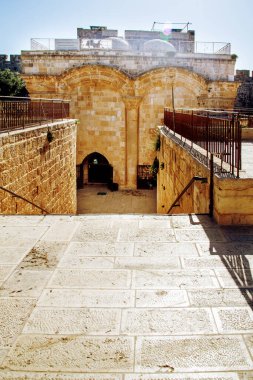 Dağın içinden Altın Kapı