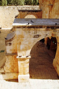 Dağın içinden Altın Kapı