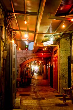 Kudüs 'ün eski şehri Kudüs' ün Arap mahallesinde Ramazan için çok renkli ampullerle süslenmiş akşam ya da gece vakti..