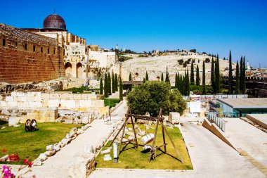 Mescid-i Haram 'ın güney tarafındaki Mescid-i Haram. Bu Arapça 'dan İngilizce' ye en uzak cami olarak tercüme edilir.