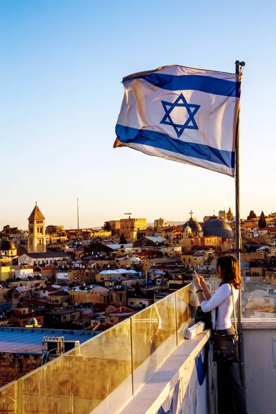 Jerusalén Israel Abril 2021 Una Joven Para Cerca Bandera Israel —  Fotos de Stock