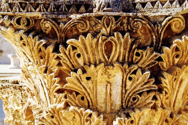 Frammento Dei Resti Colonne Capitelli Corinzi Nel Cortile Dell Edificio — Foto Stock