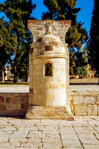 Mihrab Mastabat Sunawabar Πευκόφυτη Κόγχη Προσευχής Και Πέτρινο Παγκάκι Οθωμανική — Φωτογραφία Αρχείου