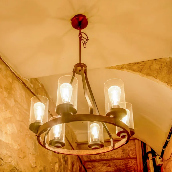 Lustre Antique Avec Ampoules Modernes Dans Vieux Bâtiment — Photo