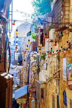 Eski Kudüs şehrinin sokağı, Kudüs 'ün Arap mahallesinde Ramazan için çok renkli ampullerle süslenmiş..