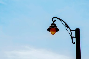 Güneşli bir günde mavi gökyüzüne karşı zarif bir fener.