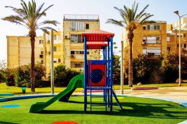 Güneşli bir günde özel yeşil bir yüzey üzerinde parlak bir oyun alanı