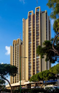 İsrail 'in Hayfa şehrinde güneşli bir günde mavi gökyüzüne karşı zarif otel Dan Panorama