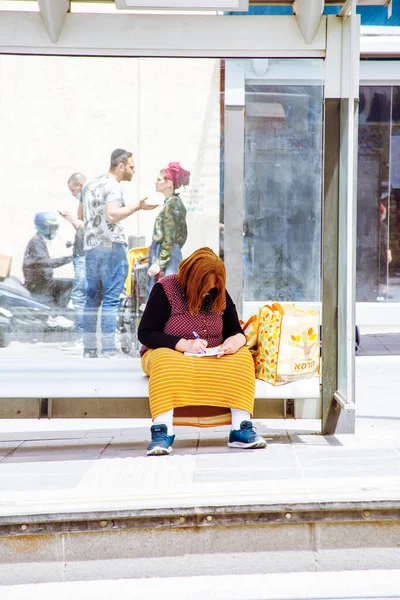 Jerusalem Israel April 2021 Orthodox Woman Sits Bus Stop Writes — Stock Photo, Image