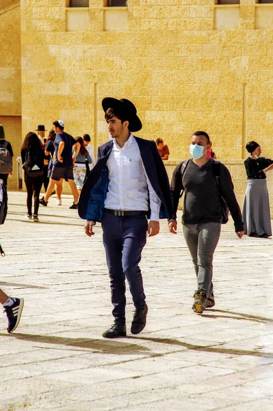 Jerusalem Israel April 2021 Ultraortodox Judisk Elegant Ung Man Går — Stockfoto