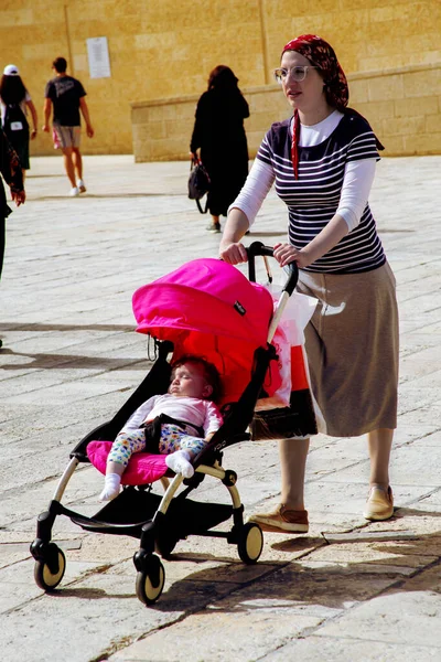Jerusalem Israel April 2021 Orthodox Jewish Young Woman Baby Stroller — Stock Photo, Image