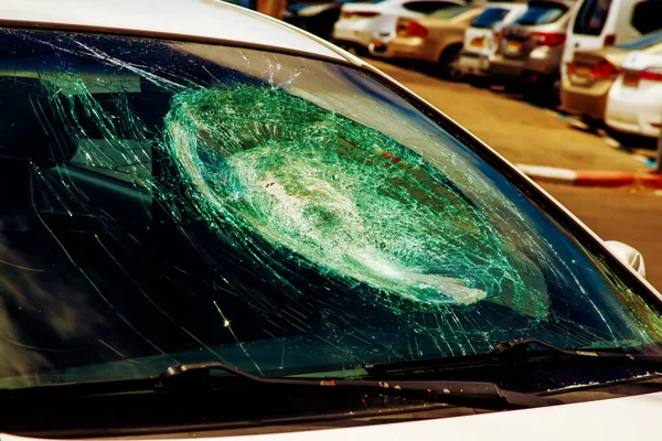 Broken Windshield White Modern Car Due Stone Being Thrown — Stock Photo, Image