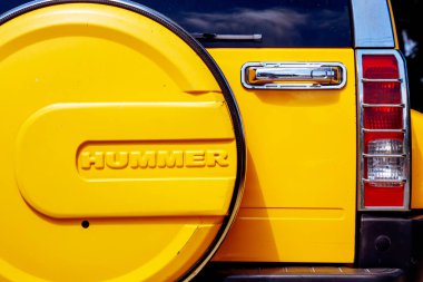 Hayfa, İsrail - 24 Mayıs 2021: Parlak sarı bir arabanın gövdesinde (arkada) Hummer logosu