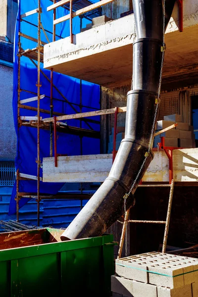 Sezioni Sospese Paracadute Nero Una Facciata Edificio Costruzione Debris Chutes — Foto Stock