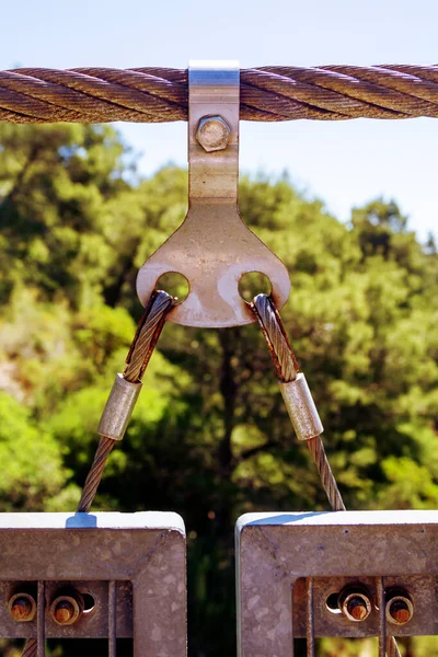 Αγκύρωση Που Συνδέει Καλώδια Της Κρεμαστής Γέφυρας Μια Ηλιόλουστη Ημέρα — Φωτογραφία Αρχείου