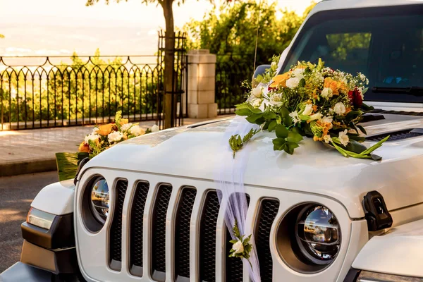 Λευκό Αυτοκίνητο Διακοσμημένο Λουλούδια Γαμήλια Διακόσμηση Του Αυτοκινήτου Για Μια — Φωτογραφία Αρχείου