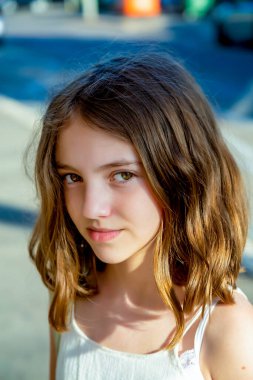 Güneşli bir günde güzel, duygusal, sevimli, genç bir kızın potpurisi.