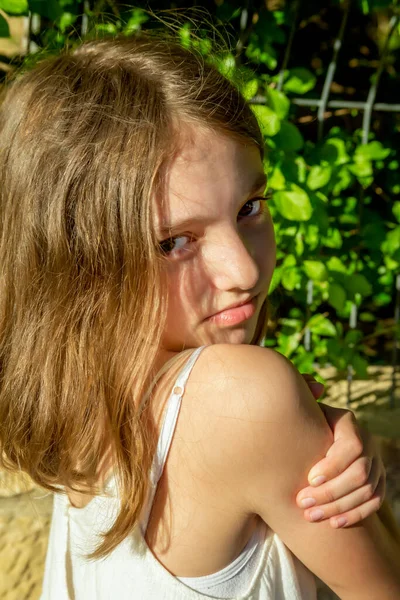 Ongelukkig Mooi Emotioneel Natuurlijk Schattig Tiener Meisje Draaide Haar Lichaam — Stockfoto