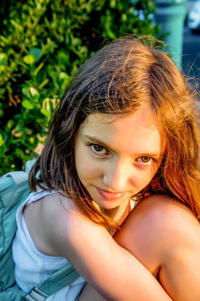 Potrait Van Mooie Emotionele Natuurlijke Schattig Tiener Meisje Zonlicht — Stockfoto