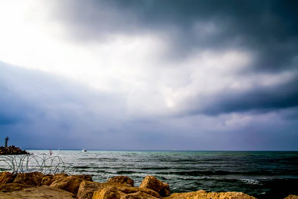 Sluneční Paprsky Prodírají Velkými Temnými Mraky Nad Mořem — Stock fotografie