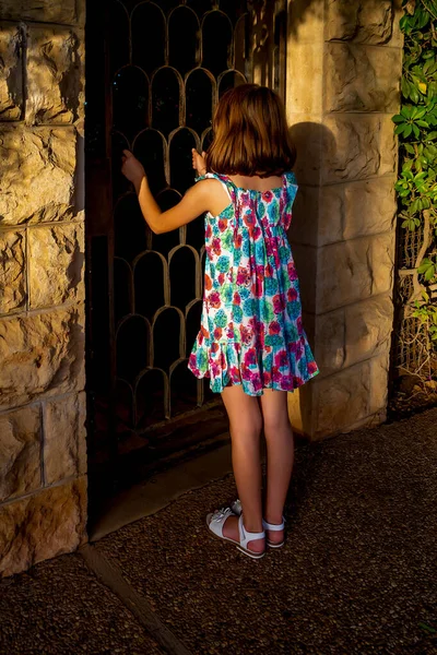 Beautiful Emotional Natural Cute Teenager Girl Stands Gate Dark Garden — Stockfoto