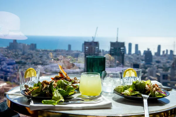 Caesar Salade Twee Borden Een Ronde Tafel Een Restaurant Café — Stockfoto