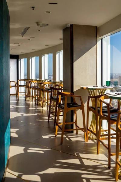 Une Table Dans Restaurant Café Avec Une Fenêtre Panoramique Par — Photo