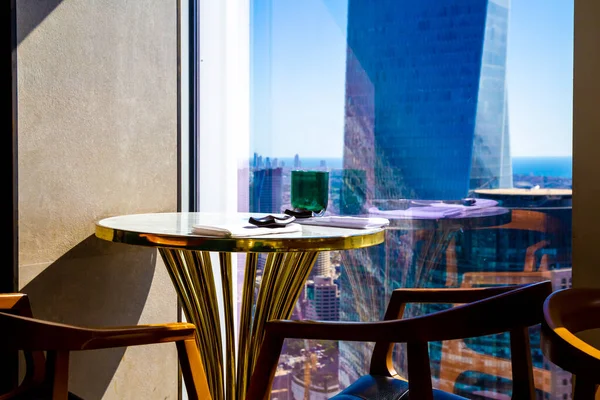 Mesa Redonda Con Sillones Restaurante Cafetería Con Una Ventana Panorámica — Foto de Stock