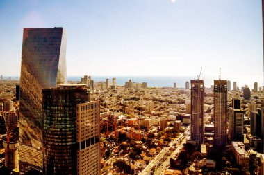 Tel Aviv, İsrail - 8 Haziran 2021: Güneşli bir günde gökdelenden sokak manzarası