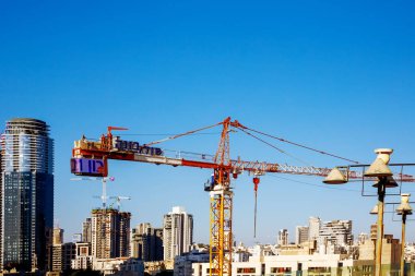Tel Aviv, İsrail - 8 Haziran 2021: Kentsel bir ortamda inşaat vinci