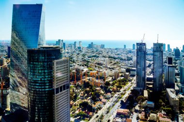 Tel Aviv, İsrail - 8 Haziran 2021: Güneşli bir günde gökdelenden sokak manzarası