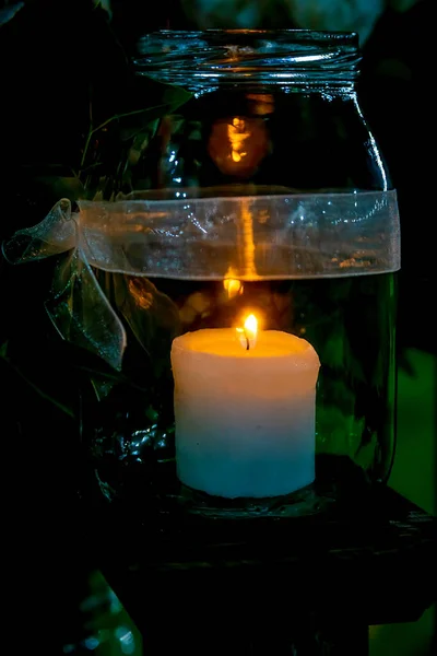 傍晚时分 一支点燃的蜡烛矗立在一个装饰透明的玻璃瓶中 营造出一种优雅而神秘的气氛 — 图库照片
