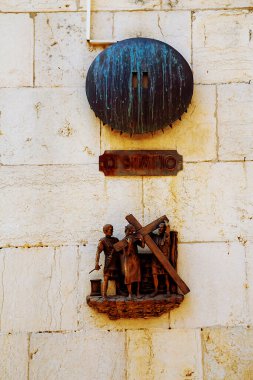 Kudüs, İsrail - 23 Haziran 2021. İstasyon 2: İsa, Dolorosa Vadisi 'nde çarmıha gerilme haçını taşıyan İsa' nın ıstırap içinde olduğu bir yol olan Haç 'ı alır..