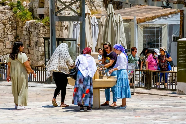 Jerusalem Israel June 2021 Women Wash Hands Square Western Wall — Stock Photo, Image