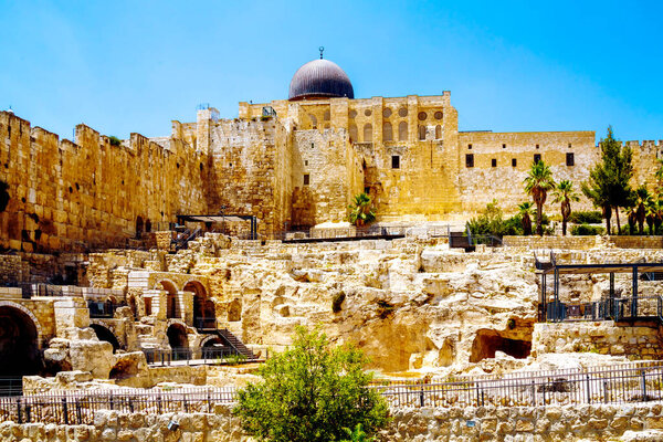 dome of the al-Aqsa Mosque and Davidson Center, the Jerusalem Archaeological Park in old town of Jerusalem, Israel 