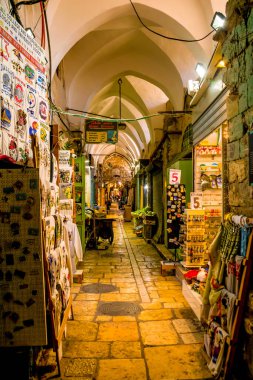 Kudüs, İsrail - 23 Haziran 2021 Eski Kudüs şehrinin sokaklarından birinde turist malları satışı