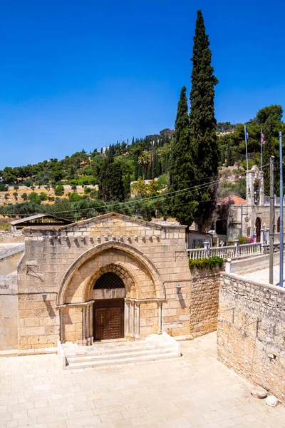 ゲッセマネでの聖母の墓と聖母マリアの昇天教会への入り口 イスラエルのエルサレムの近くで — ストック写真