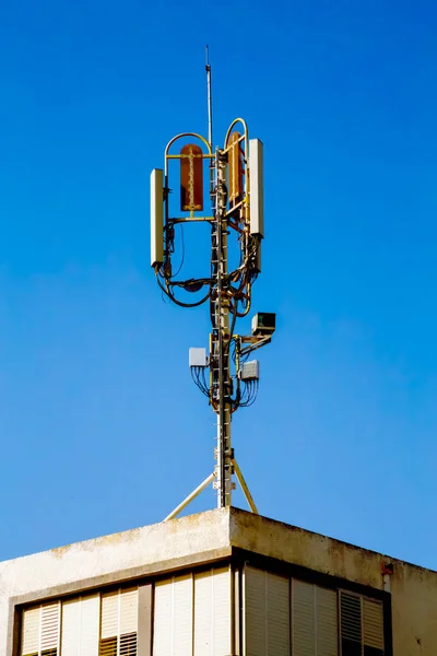 Torre Antena Comunicación Con Tecnología Telecomunicaciones Cielo Azul Estación Base — Foto de Stock