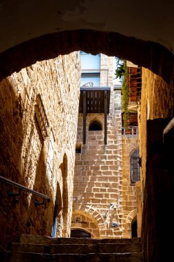 Eski Jaffa sokaklarından birinde antik çağların atmosferi. Sokaklar dar, taşlar parlamak için aşınmış. Ortaçağ 'a nakledildiğin izlenimine kapıldım! Tel Aviv, İsrail