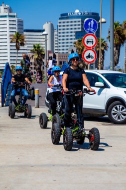 Tel Aviv, İsrail - 27 Haziran 2021: Segway turlarındaki bir grup insan her mevsimde herkes için büyük bir deneyimdir. Hava çok sıcak olsa bile. Belki de segway sürmeyi öğreniyordur.