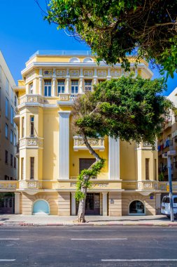 Tel Aviv, İsrail, 27 Haziran 2021: Allenby 11 'deki tarihi bina 1925' te mimar Alexander Levi tarafından St. Petersburg 'dan restore edildi. Bu eklektik stil binası 2014 yılında restore edildi