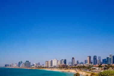 Tel Aviv, İsrail - 27 Haziran 2021: Güneşli bir günde Tel Aviv manzarası
