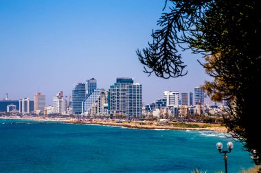 Tel Aviv, İsrail - 27 Haziran 2021: Güneşli bir günde Tel Aviv manzarası