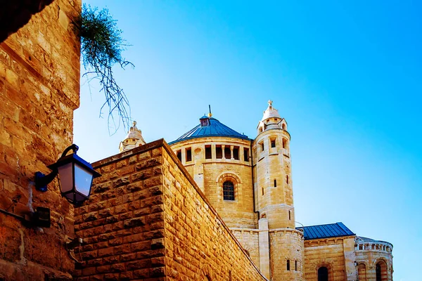 神殿の外観 シオン門近くの旧市街の壁のすぐ外にあるシオン山のエルサレムのベネディクト会のコミュニティの修道院 イスラエル — ストック写真