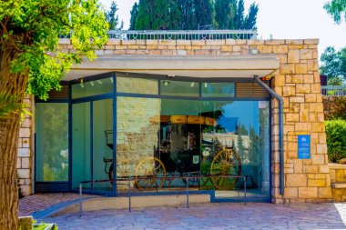 Kudüs, İsrail - 03 Temmuz 2021: Musa Montefiore 'un arabası camın arkasında (Kudüs' ün kapılarına geldiği araba)