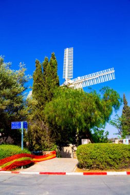 Kudüs, İsrail - Jule 03, 2021: Yel değirmeni 160 yıl önce Kudüs 'ün Yahudi mahallesinde ortaya çıktı. Sadece 18 yıl çalıştı ama İsrail 'in başkentinin sembolü olarak tarihe geçti..