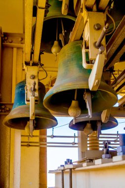 Kudüs ve otel bahçelerinin muhteşem manzaralı tarihi çan kulesindeki carillon çanları. Carillon perküsyon idiyofonudur. YMCA Kulesi, Kudüs, İsrail