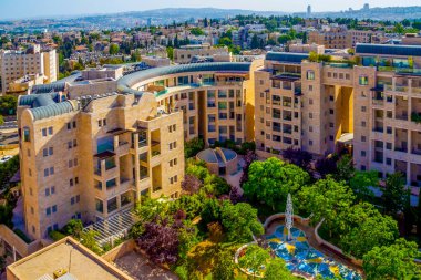 YMCA Kulesi 'nden YMCA' nın arkasında yeni ve modern bir yerleşim yeri var.