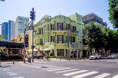 Tel Aviv, İsrail-Jule 03-2021: Güneşli bir günde Alenbi Bulvarı ve Rothschild Bulvarı kavşağında yenilenmiş bina